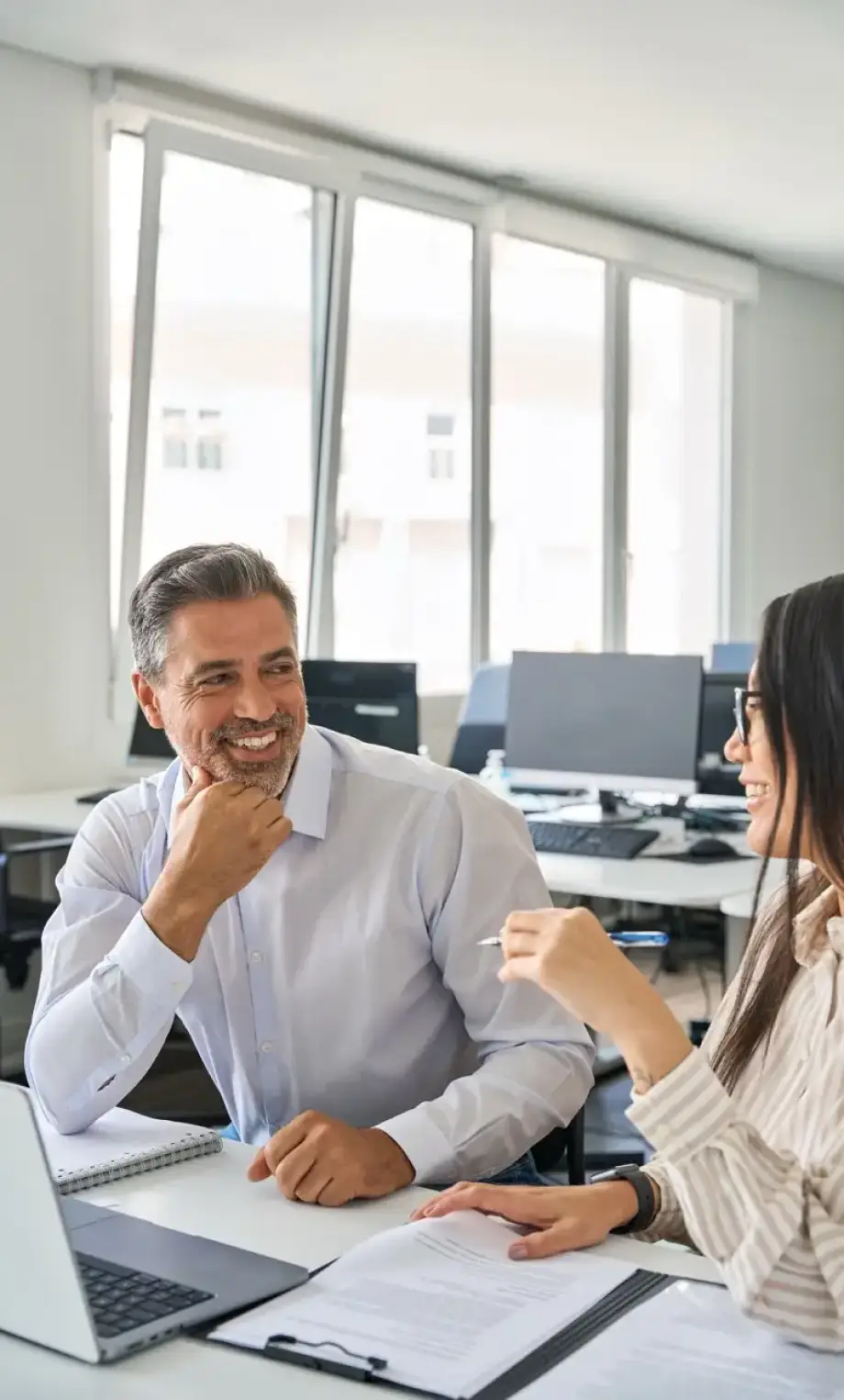 Glückliche Arbeiterinnen besprechen Geschäftsmodelle